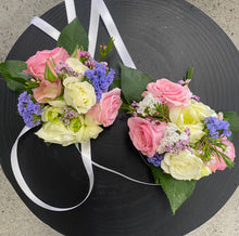 Load image into Gallery viewer, Wrist Corsage