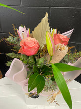 Load image into Gallery viewer, Median Mixed Blooms Box