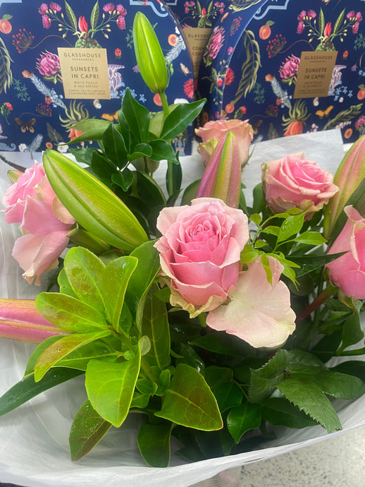 Fresh Flowers for Real Life: Why the Best Homes in Varsity Lakes Keep a Vase on the Table