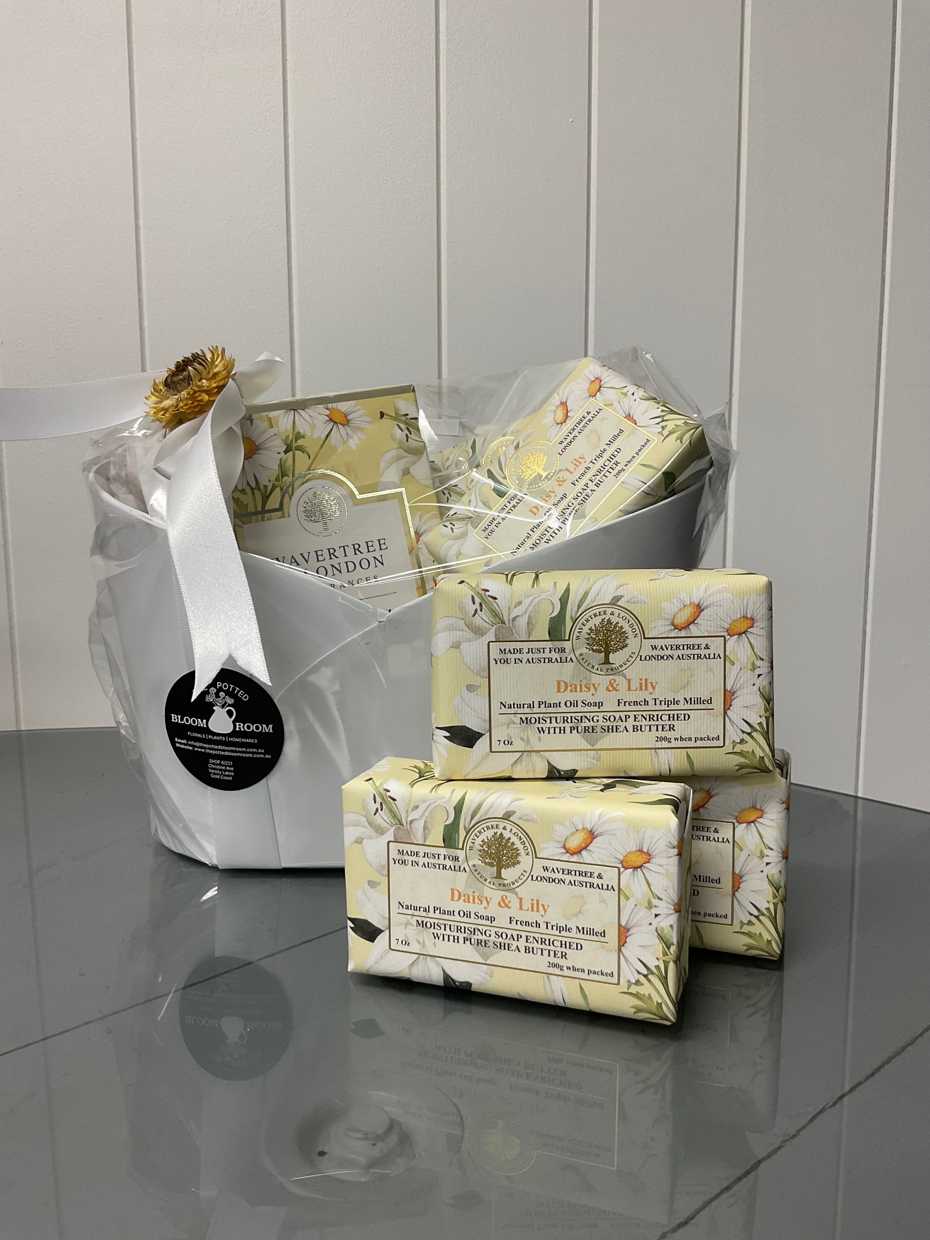 WAVERTREE & LONDON CANDLE & SOAPS HAMPER